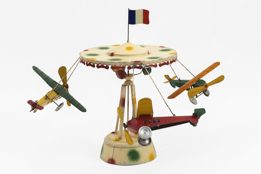 Merry-go-round with three planes